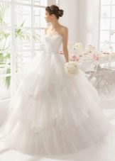 Gaun pengantin yang rimbun dengan mutiara di korset
