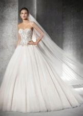 Буйна сватбена рокля с кристали върху корсет