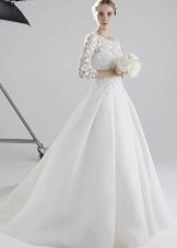 Класическа сватбена рокля с дълги ръкави