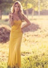 Blonde dans une belle robe moutarde