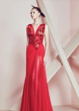 Rotes tiefes Chiffonkleid