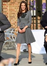 Kate Middleton's grijze halflange jurk met een rok zon