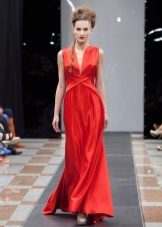 Vestido de seda vermelha estilo grego