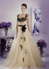 Tanya Grig vestuvinė suknelė su juodais nėriniais