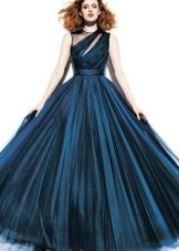Lange en pluizige marineblauwe jurk