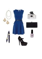 Des accessoires noirs pour une robe bleu foncé