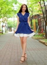 Marineblauwe jurk met wit
