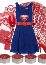Dunkelblaues Kleid in Kombination mit Rot