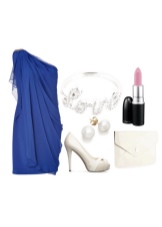 Lichte accessoires voor een donkerblauwe jurk