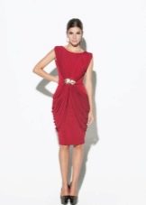Вечерна рокля-калъф червена с дължина до коляното