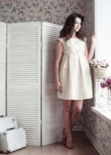 Krátke šaty s priliehavou sukňou pre tehotné ženy
