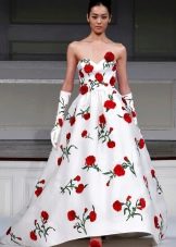 Vestuvinė suknelė su raudonomis rožėmis