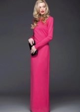 Bobuľovo ružové šaty pre blondínku