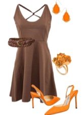 Oranje sandalen onder een bruine jurk