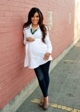 Tunika pro těhotnou dívku s džínami na focení