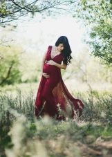 Fotoshoot van een zwangere vrouw in een jurk