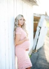 Nėščios moters su suknele fotosesija