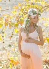 Sesión de fotos de una mujer embarazada con un vestido