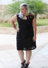 Модерна черна рокля за пълничка ниска жена