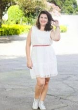فستان أبيض قصير لامرأة قصيرة ممتلئ الجسم