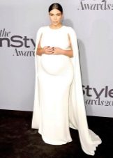 Празнична бяла рокля с шлейф за бременни
