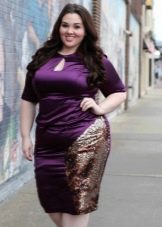 Pakaian sarung ungu untuk berat badan berlebihan dengan bentuk epal