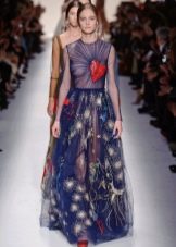 فستان من الأورجانزا بتصميم ملفوف