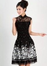 Schwarzes weißes Kleid im chinesischen Stil mit Blumendruck