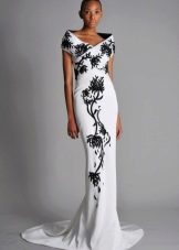 Balta kleita ar melnu ziedu rakstu