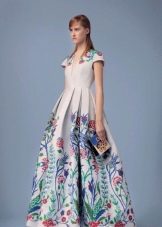 Šaty s kvetinovou potlačou na sukni po zem