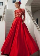 Gaun merah panjang bengkak dengan atasan renda