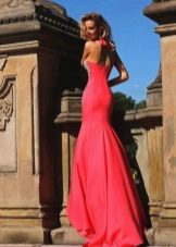 Gaun panjang dengan kereta api merah
