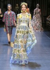 Váy cổ điển của Dolce & Gabbana xuống sàn
