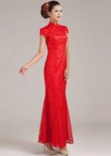 Raudona nėriniuota rytietiško stiliaus suknelė