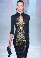 Schwarzes Kleid mit Ornament im orientalischen Stil