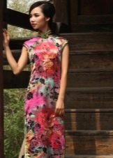 Pakaian Qipao (gaya oriental) dengan corak bunga