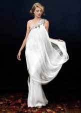 فستان من الحرير اليوناني الأبيض