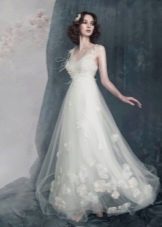 Gaun pengantin dengan bunga yang serasi