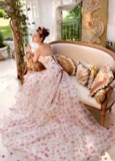 Gaun pengantin yang halus dengan cetakan bunga