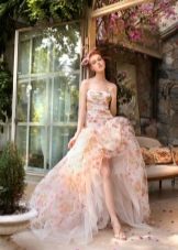 Piękna suknia ślubna z kwiatowym nadrukiem