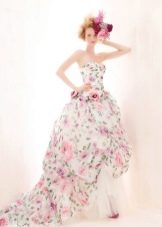 Frumoasa rochie de mireasa cu imprimeu floral