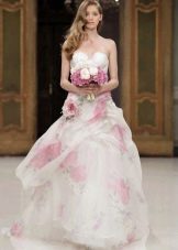 Belle robe de mariée à imprimé fleuri