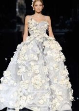 Piękna szaro-biała suknia ślubna w kwiaty