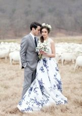 ชุดแต่งงานลายดอกไม้สีขาวและสีน้ำเงินที่สวยงาม