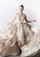 Vestido de noiva com decote e estampa floral