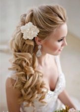 Peinado con flores de tela para vestido de novia.