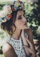 Fryzura ze świeżymi kwiatami na suknię ślubną