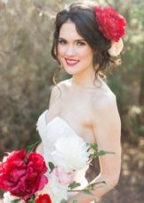 Pričeska s svežim cvetjem za poročno obleko