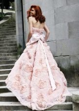 Gaun merah jambu perkahwinan dengan bunga untuk dipadankan