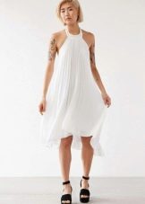 Asymetrické bílé šaty s ohlávkovým výstřihem